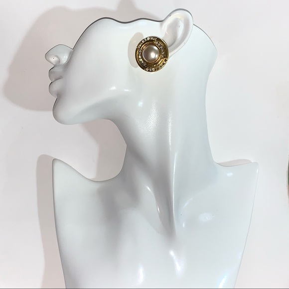 vintage CHANEL 14k gold plated round Faux Pearl & Strass CLIP BACK EARRINGS - Picture 10 of 10